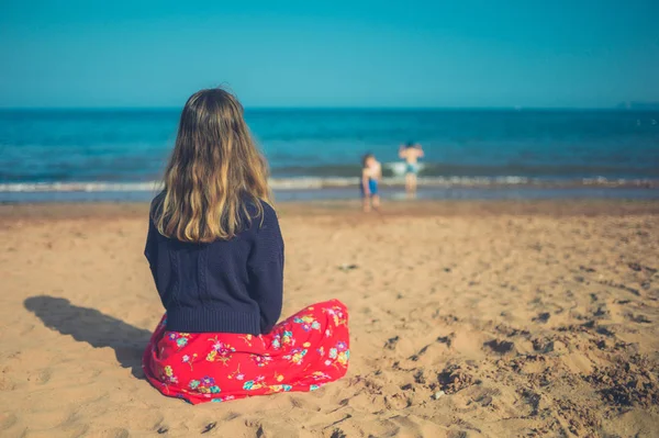 Bakifrån Ung Kvinna Koppla Stranden Solljus — Stockfoto