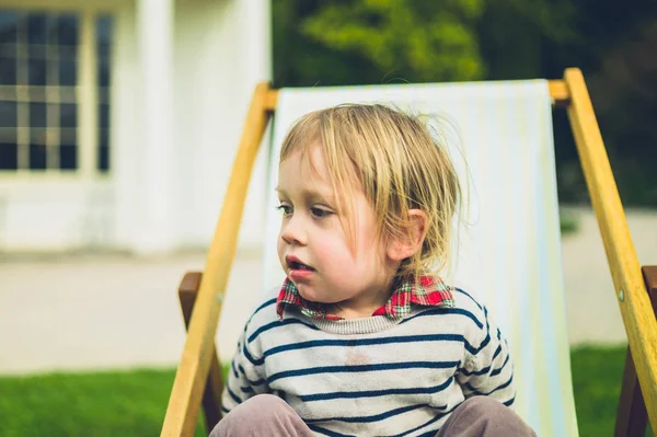 Dziecko Maluch Pokładzie Krzesło Zewnątrz — Zdjęcie stockowe