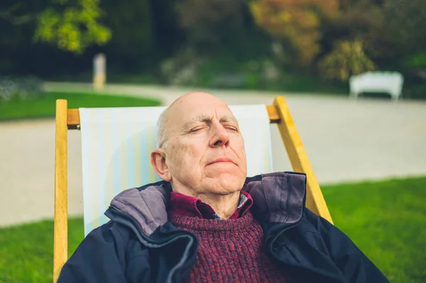 Starší Muž Relaxační Palubní Židli Venku Zavřenýma Očima — Stock fotografie