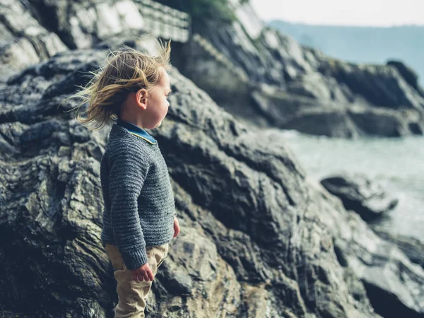 Küçük Bir Çocuk Sahildeki Bazı Kayaların Üzerinde Duruyor — Stok fotoğraf