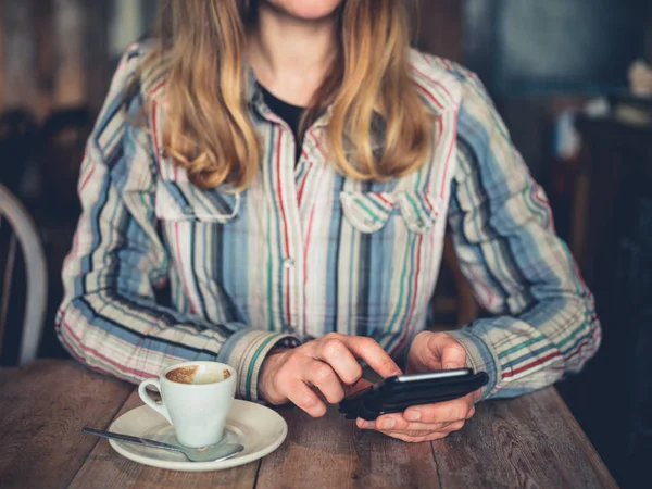 Uma Jovem Está Bebendo Café Usando Seu Smartphone Café — Fotografia de Stock