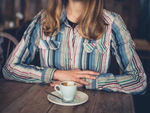 Een Jonge Vrouw Drinkt Espresso Een Café — Stockfoto