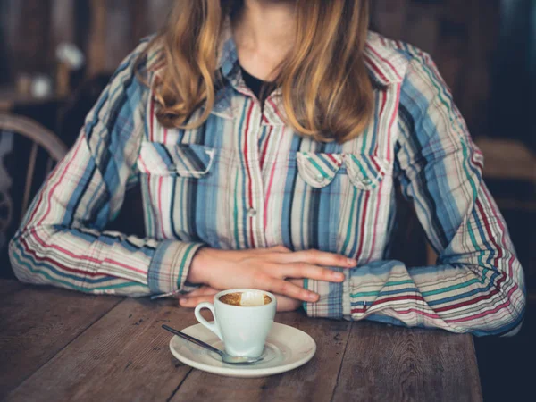 Una Joven Está Bebiendo Espresso Café —  Fotos de Stock