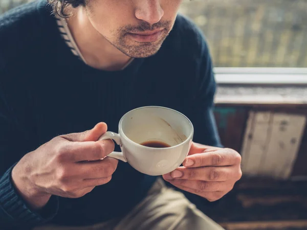 一个年轻人正在咖啡馆喝咖啡 — 图库照片