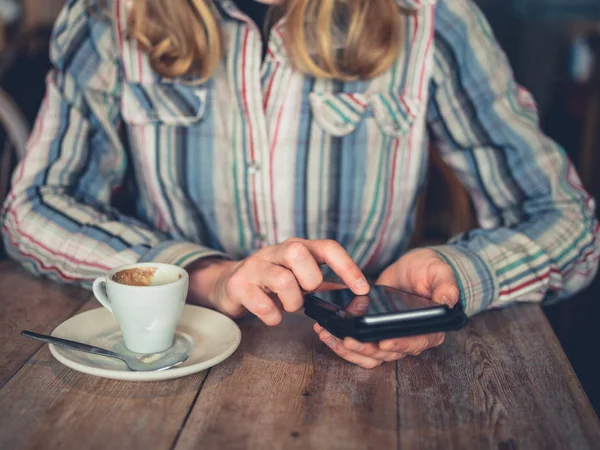 Una Joven Está Tomando Café Usando Teléfono Inteligente Café —  Fotos de Stock