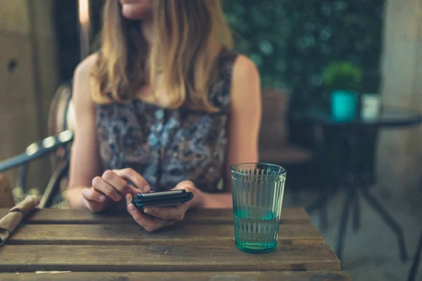 Ung Kvinna Använder Sin Smartphone Restaurang — Stockfoto