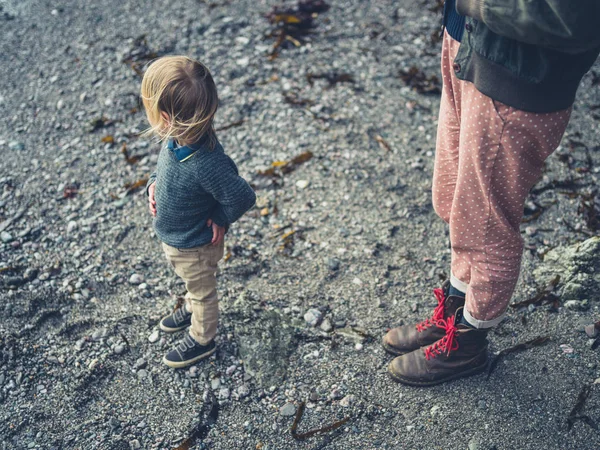 Tout Petit Tient Sur Une Plage Rocheuse Avec Mère — Photo