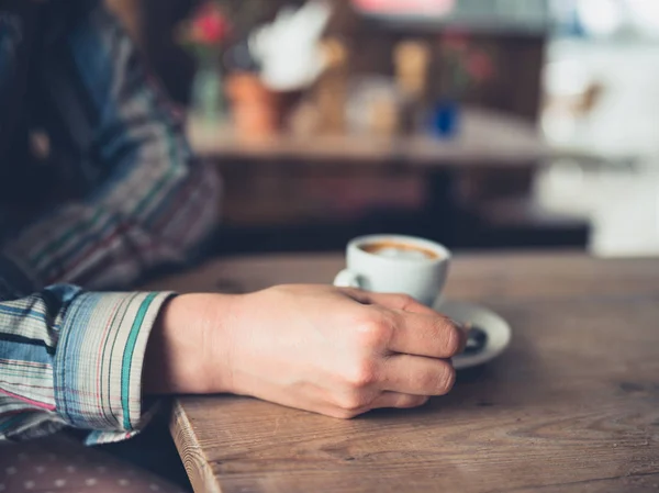 Ung Kvinna Dricker Espresso Ett Kafé — Stockfoto