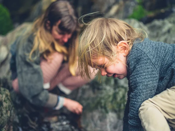 Une Jeune Mère Son Tout Petit Explorent Les Rochers Sur — Photo