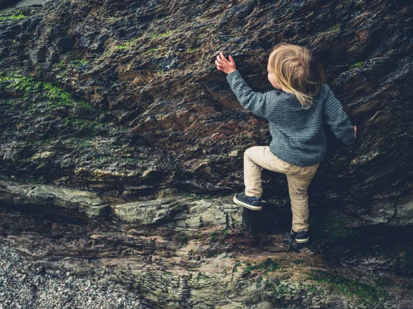 Pequeño Niño Está Escalando Rocas Playa —  Fotos de Stock