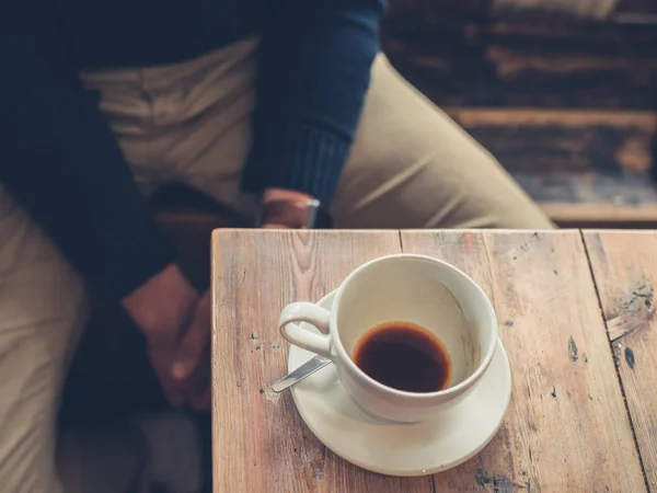 一个年轻人正在咖啡馆喝咖啡 — 图库照片