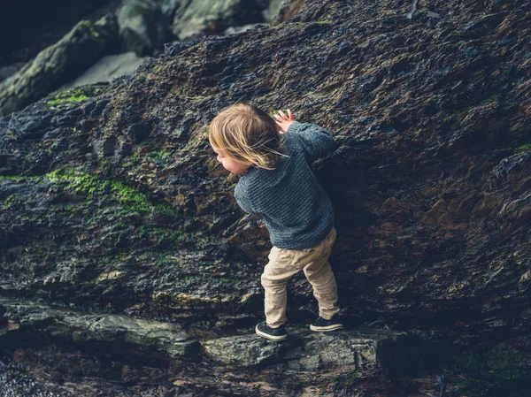 Uma Criança Pequena Está Subindo Pedras Praia — Fotografia de Stock