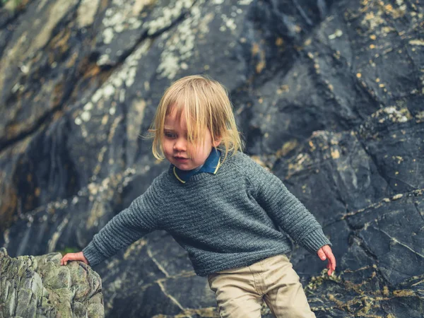 Petit Bambin Grimpe Sur Des Rochers Sur Plage — Photo