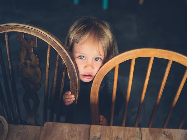 Ett Litet Barn Gömmer Sig Bakom Några Stolar Ett Kafé — Stockfoto