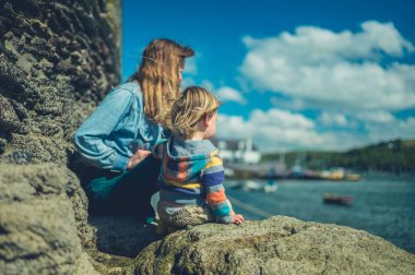 Genç bir anne ve onun yürümeye başlayan küçük bir kasabada nehir kenarında rahatlatıcı