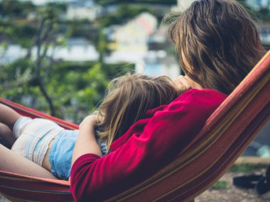 Bir anne, bebeğini hamakta emziren bir anne.