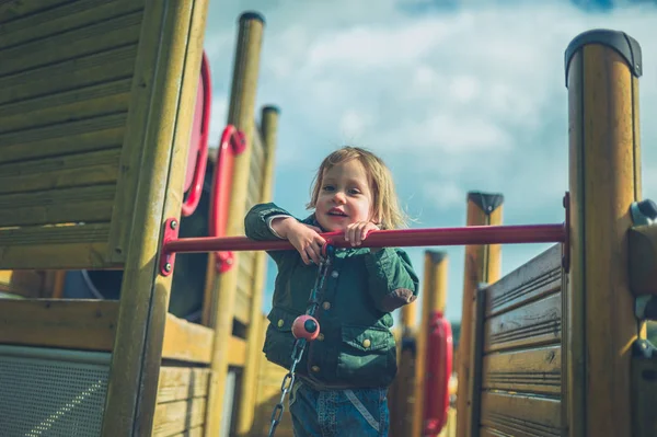 Ett Litet Barn Står Lek Utrustningen Lekplatsen — Stockfoto