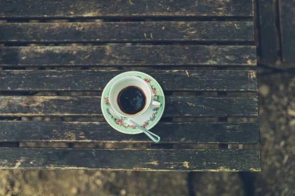 屋外のテーブルの上でコーヒーを一杯 — ストック写真