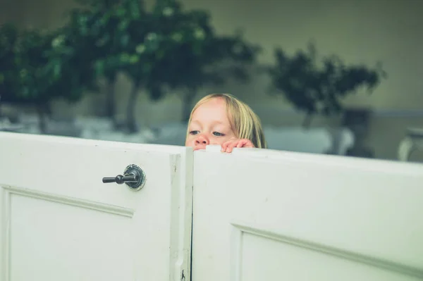 Ett Litet Barn Topp Över Grind Inifrån Ett Orangeri — Stockfoto