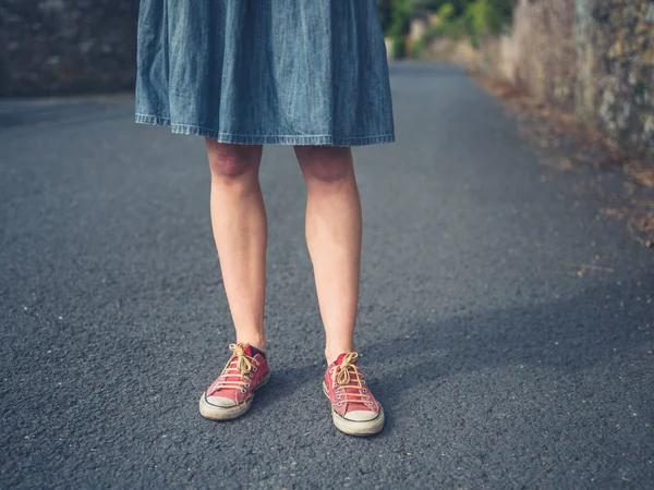 一个年轻女子的腿和脚在街上穿着裙子 — 图库照片