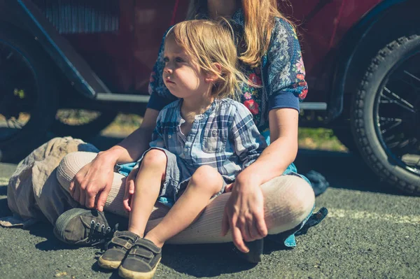 Una Madre Joven Hijo Pequeño Están Sentados Suelo Relajándose Coche — Foto de Stock