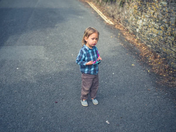 Niño Pequeño Está Parado Calle — Foto de Stock