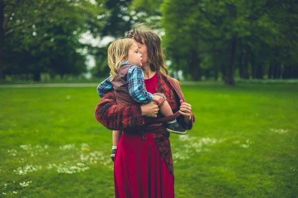 Una Joven Madre Está Visitando Parque Rural Está Poniendo Hijo —  Fotos de Stock