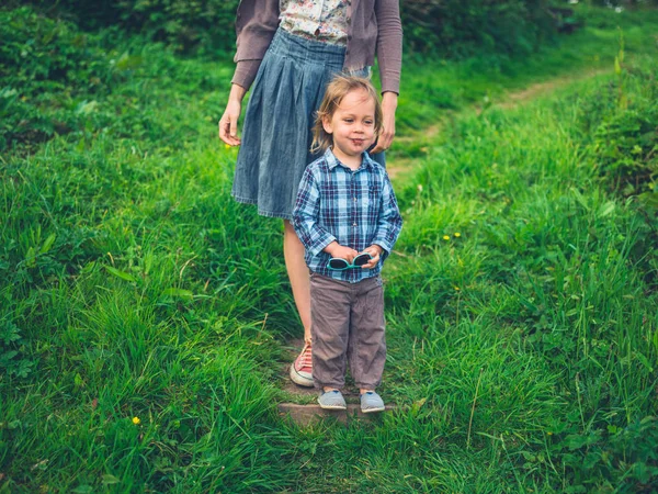 Una Madre Joven Hijo Pequeño Están Caminando Naturaleza Verano —  Fotos de Stock