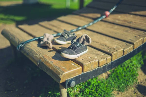 Zapatos Niño Abandonado Equipo Juego Patio Recreo —  Fotos de Stock