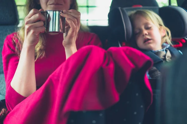 Little Toddler Sleeping Car His Mother Drinking Coffee Next Him — Stock Photo, Image