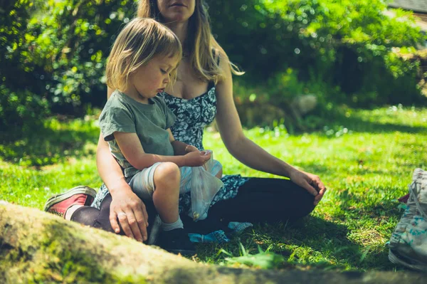 Una Madre Joven Hijo Pequeño Están Sentados Hierba Parque Día — Foto de Stock