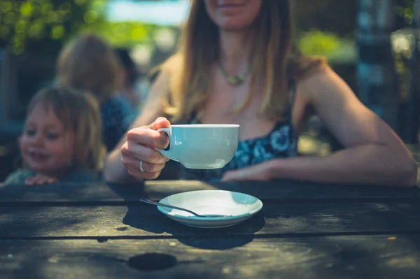 Een Jonge Moeder Drinkt Koffie Met Haar Peuter Een Café — Stockfoto