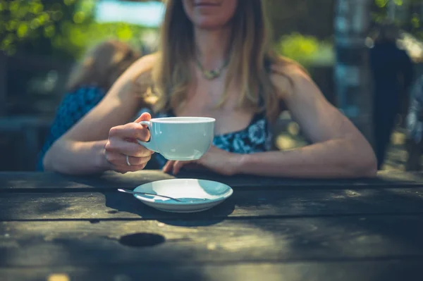 屋外でお茶を飲む女性 — ストック写真