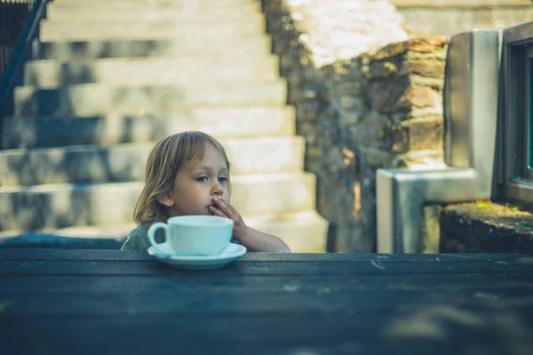 Маленький Тодлер Сидит Столом Кофейной Чашкой Перед Ним Улице — стоковое фото