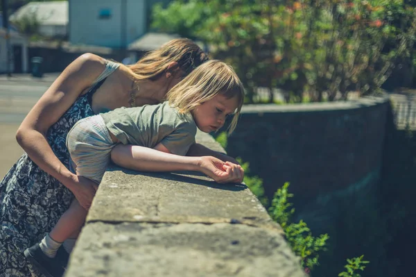 Una Madre Joven Hijo Pequeño Están Mirando Canal Desde Puente — Foto de Stock