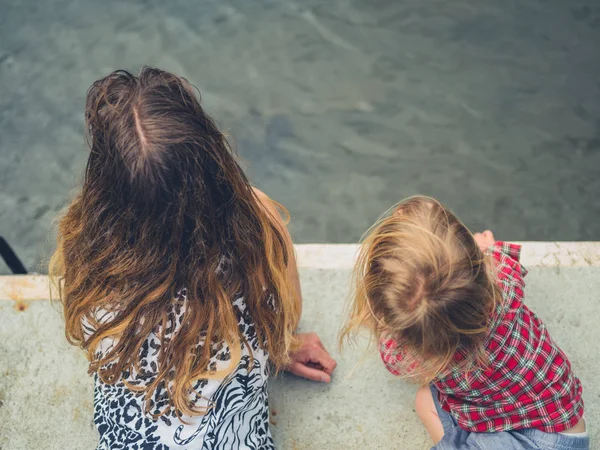 Una Madre Joven Hijo Pequeño Están Tumbados Junto Río Mirando — Foto de Stock