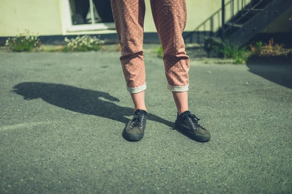 Yazın Sokakta Duran Modaya Uygun Genç Bir Kadının Bacakları — Stok fotoğraf