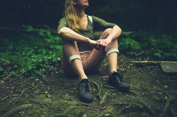 Una Joven Está Sentada Suelo Descansando Bosque — Foto de Stock