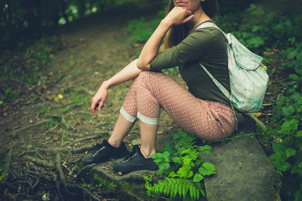 Una Joven Está Sentada Suelo Descansando Bosque —  Fotos de Stock