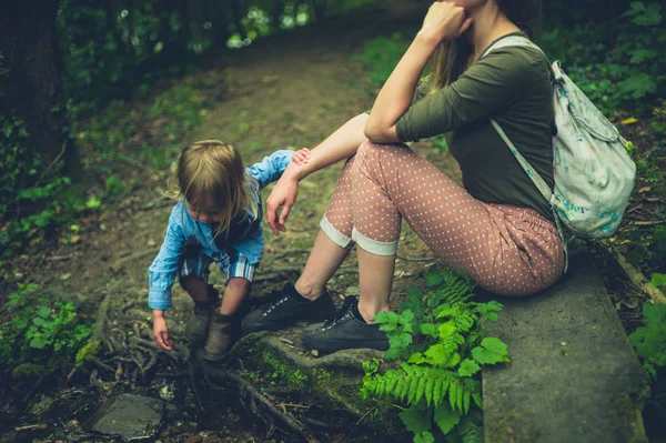 Una Madre Joven Hijo Pequeño Están Sentados Relajándose Bosque — Foto de Stock