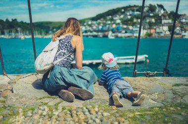 Genç bir anne ve onun yürümeye başlayan küçük bir kasabada nehir kenarında rahatlatıcı