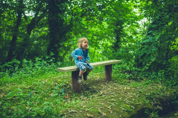 Tout Petit Est Assis Tout Seul Sur Banc Dans Les — Photo