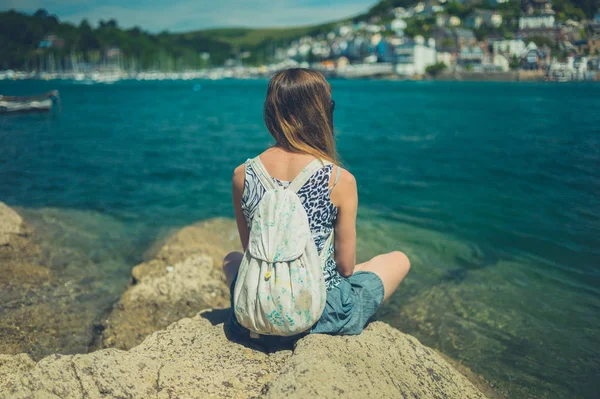 Ung Kvinna Avkopplande Vid Älven Liten Stad Sommardag — Stockfoto