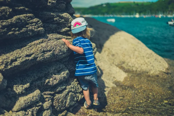 Ett Litet Barn Klättrar Stenmur Vid Älven Liten Stad Sommardag — Stockfoto