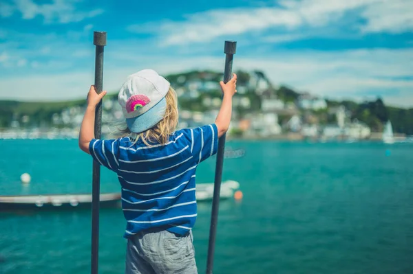 Ett Litet Barn Håller Några Räcken Liten Stad Vid Floden — Stockfoto