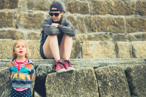 Mujer Joven Niño Pequeño Relajándose Las Rocas Afuera — Foto de Stock