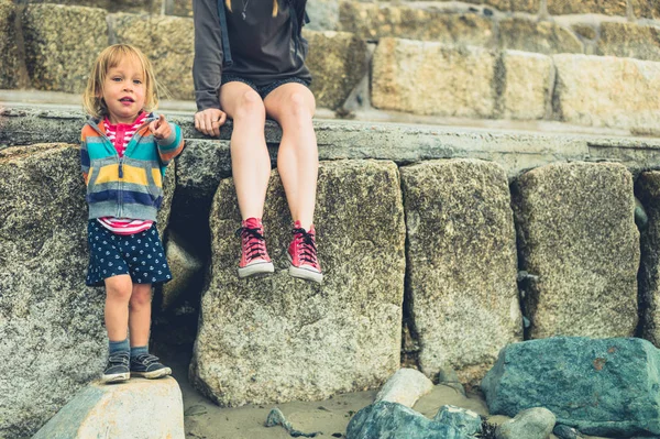 Νεαρή Γυναίκα Και Μικρό Νήπιο Που Χαλαρώνουν Βράχους Έξω — Φωτογραφία Αρχείου