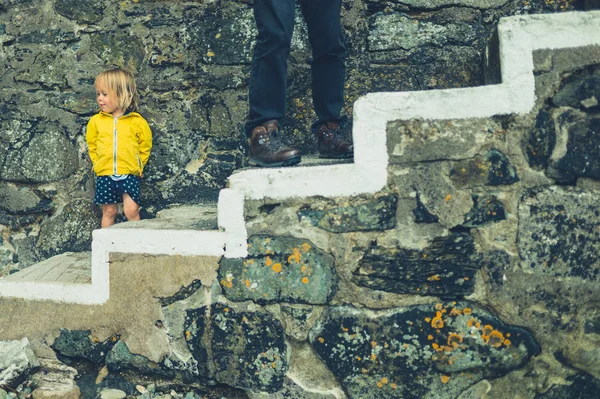 Küçük Toddler Adam Merdivenlerde Açık Havada Ayakta — Stok fotoğraf