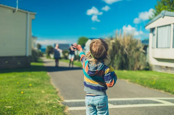 Pequena Criança Parque Reboque Acenando Para Família — Fotografia de Stock