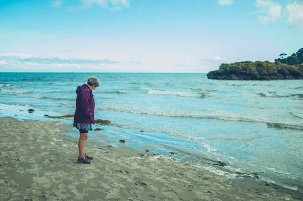 Mujer Mayor Parada Junto Borde Del Agua Playa —  Fotos de Stock